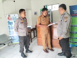 Patroli Sambang Kamtibmas Laksanakan Penempelan Pamflet Edukasi Program  Bantuan Pemerintah